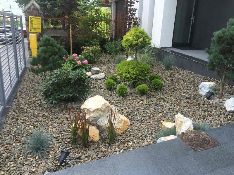 Zainspiruj się! Jak zaaranżować ogród z korą kamienną w roli głównej