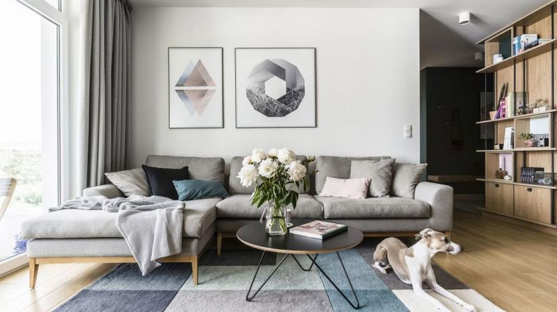 Sztuka układania dywanu w salonie: jak uniknąć błędów aranżacyjnych