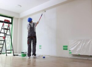 Pomaluj ścianę w salonie: Przewodnik bez błędów i stresu