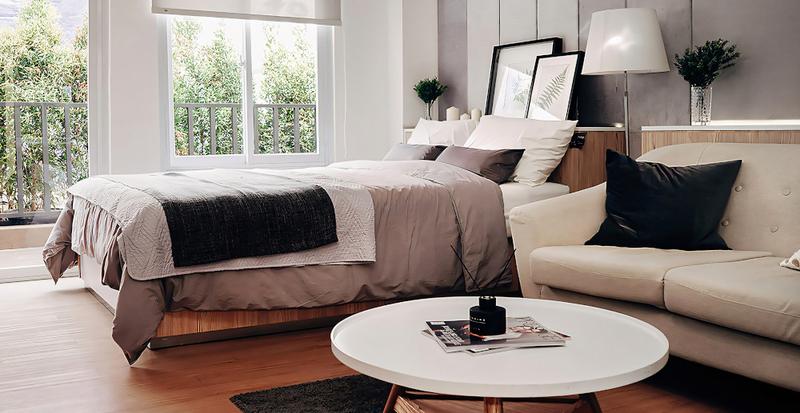 Praktyczne sposoby na oddzielenie łóżka w salonie - zyskaj prywatność i styl