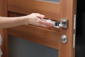 Jak skutecznie wyczyścić drzwi z okleiny bez ich uszkodzenia? Sprawdzone metody, które pokochasz