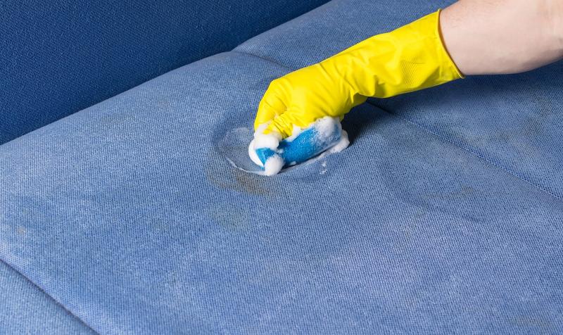 Usuwanie tłustych plam z kanapy