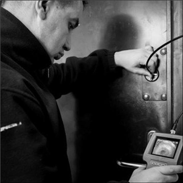 Bezstresowe otwieranie drzwi: Jak poradzić sobie z zepsutym zamkiem bez uszkodzeń