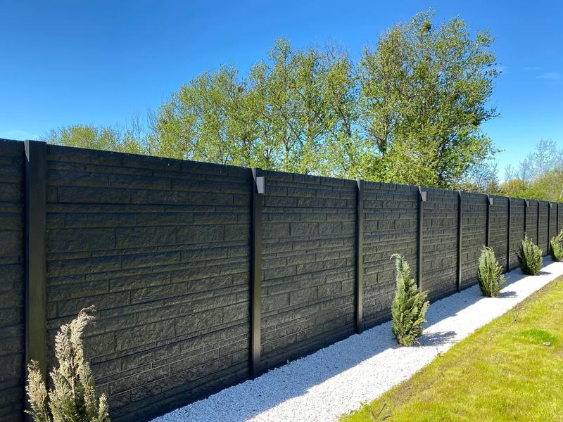 Ogrody w Bezpieczeństwie: Jak Betonowe Ogrodzenia Zapewniają Prywatność i Intymność na Posesji