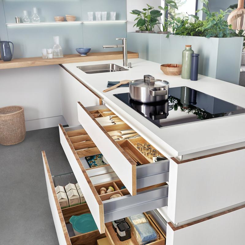 Sprytne triki na uporządkowanie kuchennych szafek – zyskaj więcej przestrzeni i funkcjonalności