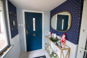 Zrób to sam: jak w prosty sposób stworzyć drzwi z boazerii