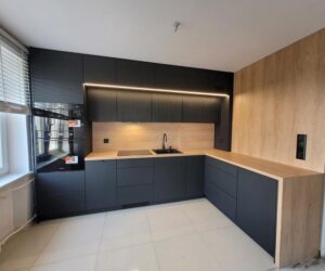 Kuchnia matowa czy z połyskiem: jak dokonać idealnego wyboru dla Twojego wnętrza?