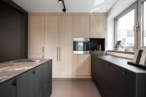 Stylowe pomysły na ścianę w kuchni bez szafek – odkryj praktyczne rozwiązania