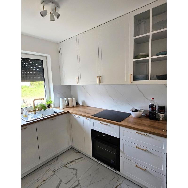 Przestrzeń między szafkami pomysły