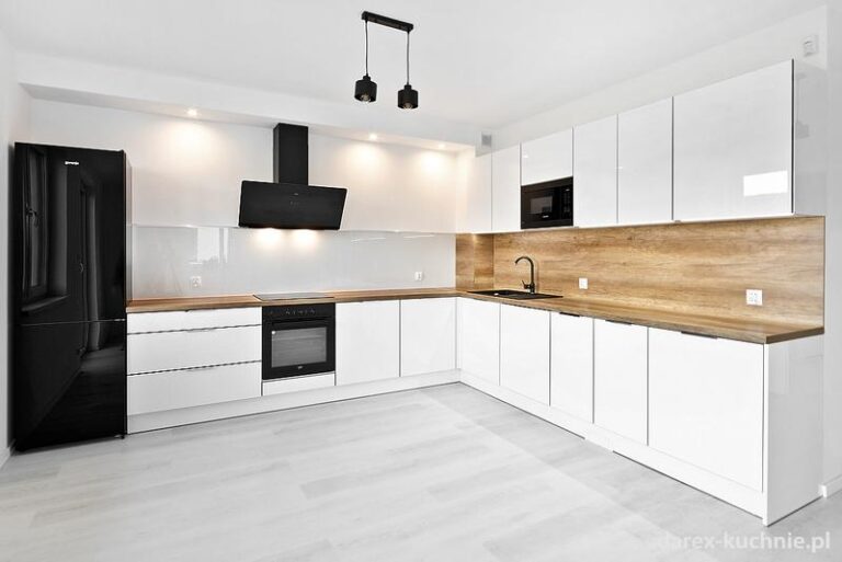 Biała kuchnia: inspirujące rozwiązania na przestrzeń między szafkami