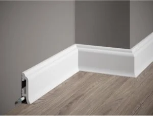 Jakie listewy przypodłogowe do ciemnych drzwi, by uniknąć modowych wpadek?