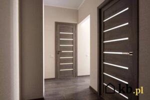 Ile naprawdę kosztuje pomalowanie drzwi? Sprawdź ceny i uniknij nieprzyjemnych niespodzianek