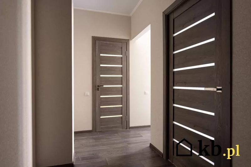 Ile naprawdę kosztuje pomalowanie drzwi? Sprawdź ceny i uniknij nieprzyjemnych niespodzianek